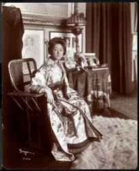 Eine asiatische weibliche Modemodel trägt einen Kimono im Strauss Studio, New York, 1903